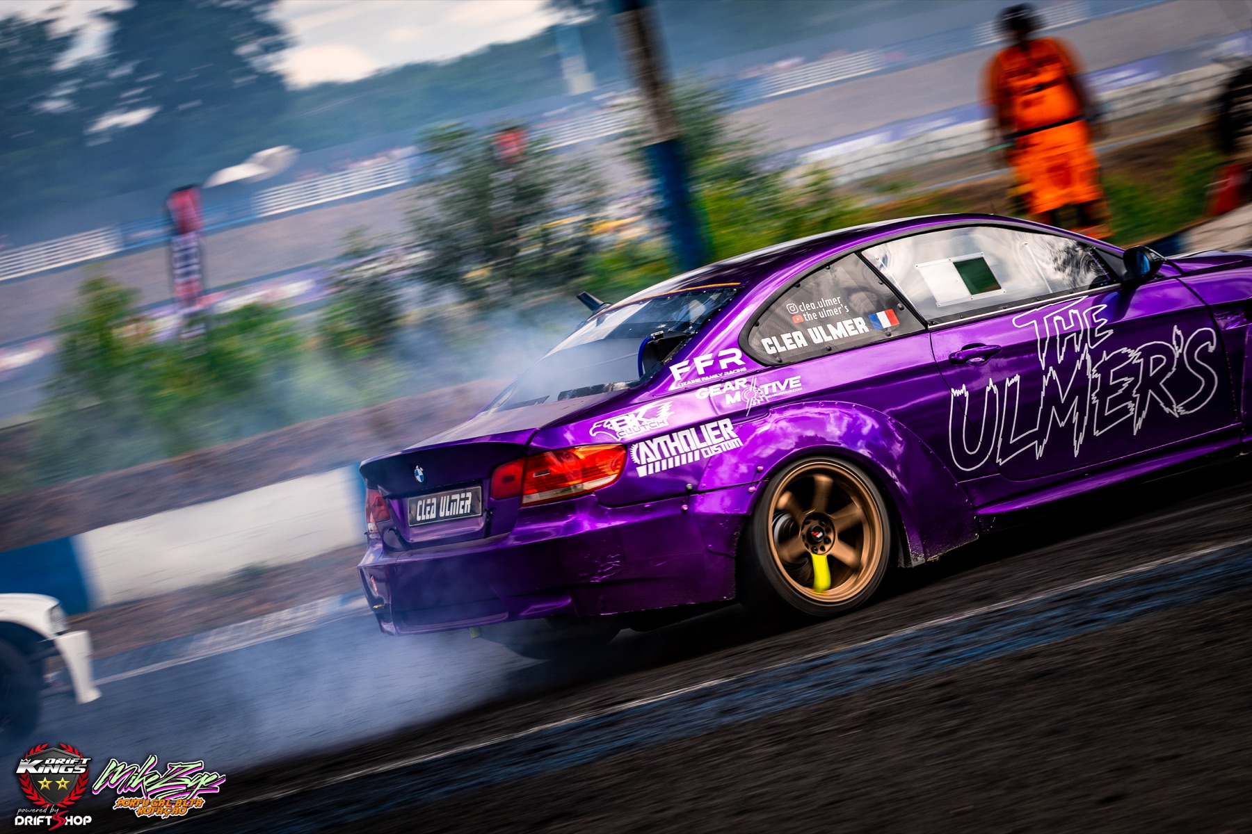 Vue rapprochée de la BMW E92 violette The Ulmer's en drift