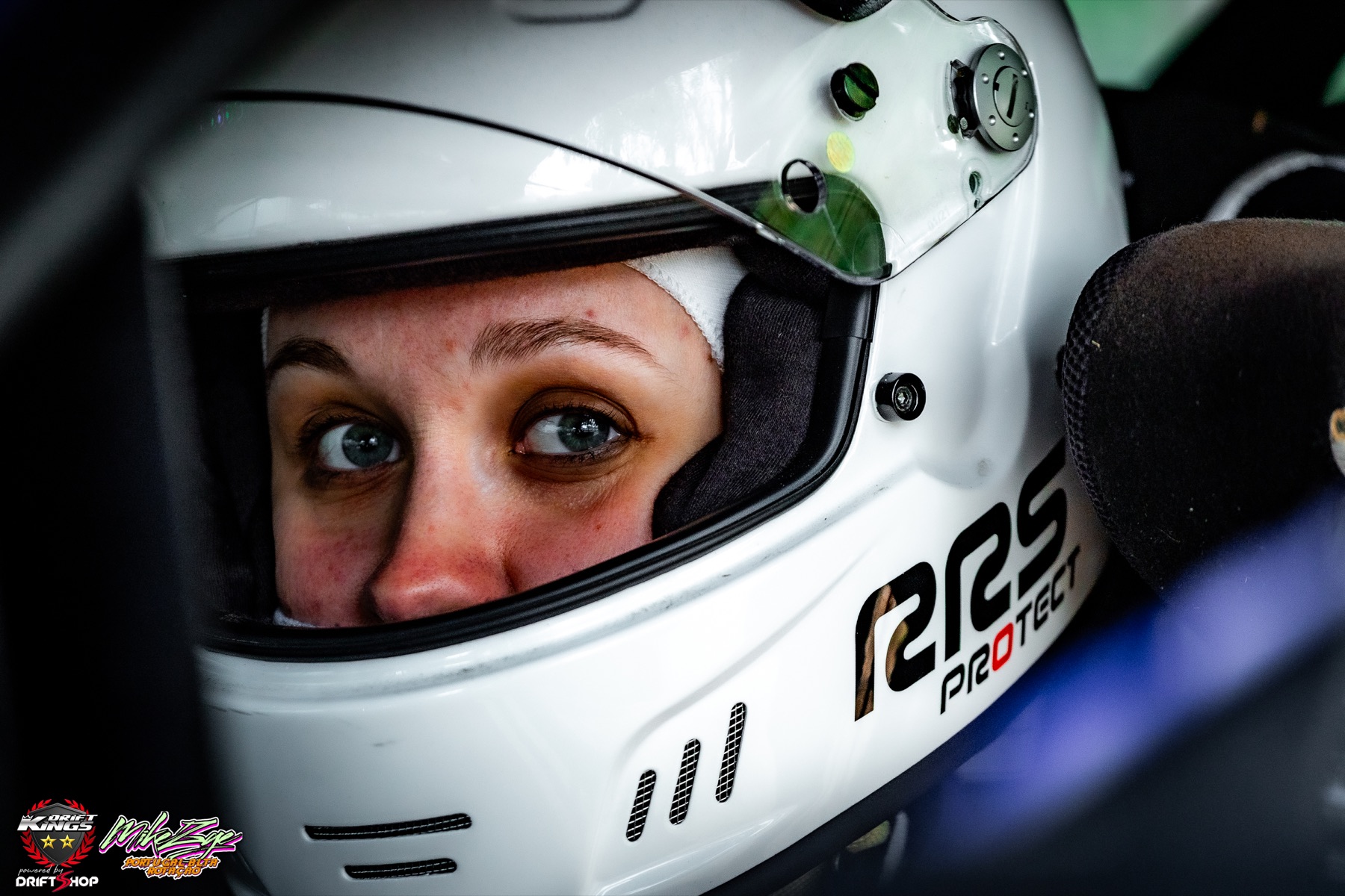 Cléa Ulmer concentrée dans son casque avant de prendre la piste
