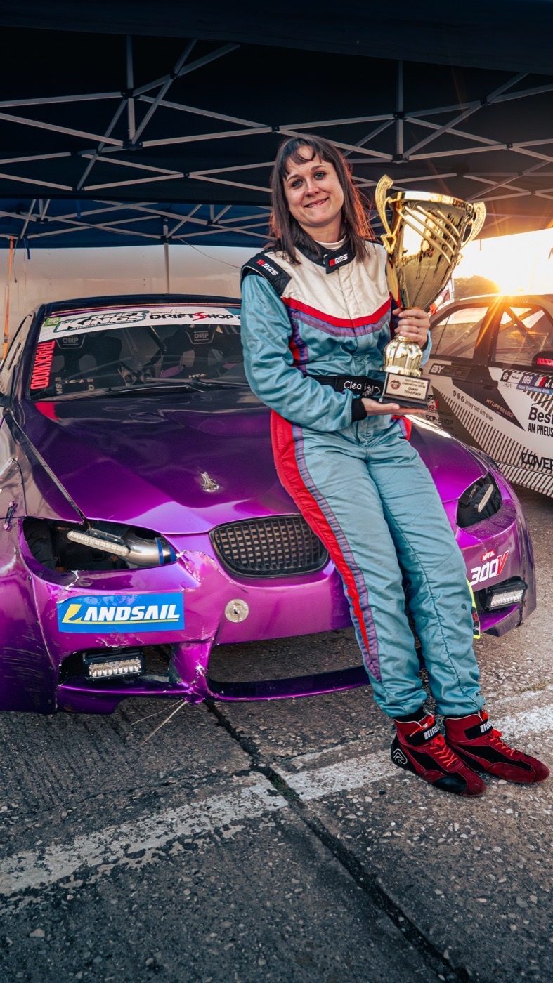 Cléa Ulmer avec son trophée devant sa BMW violette