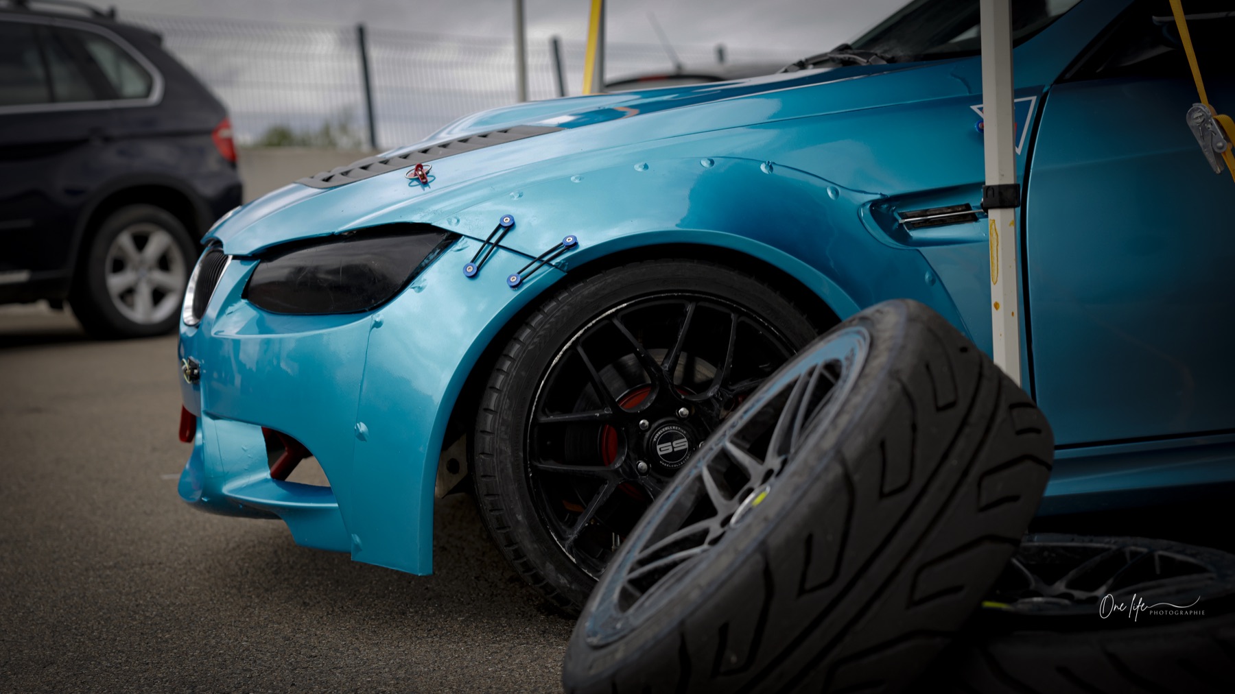 Détail de l'aile avant et des roues de la BMW E92 bleue de Nicolas Ulmer
