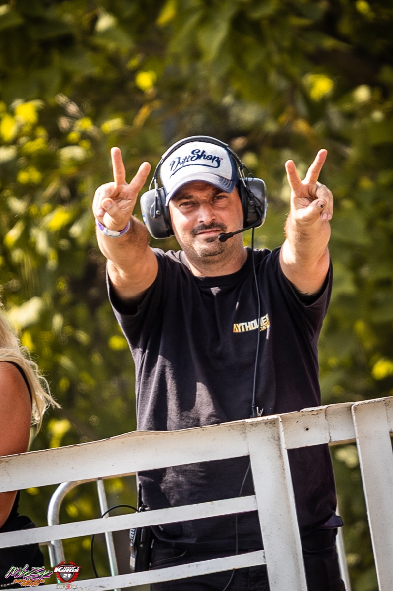 Nicolas Ulmer avec son casque radio pendant une manche de Drift Kings